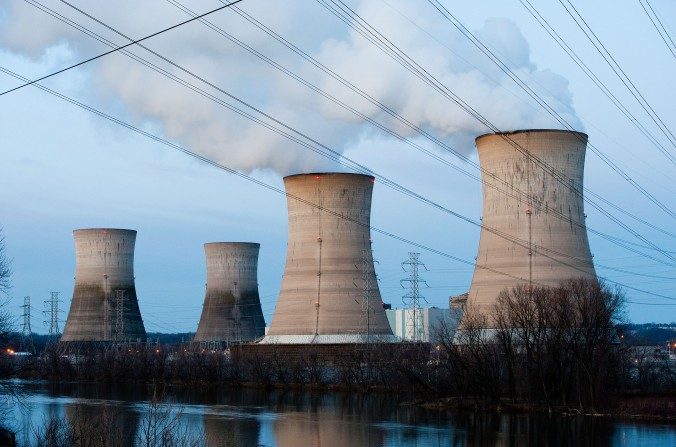 A usina nuclear Three Mile Island em Middletown, Pensilvânia. Reatores nucleares nos EUA necessitam de lítio-7, produzidos na China e Rússia, mas os suprimentos estão diminuindo (Jeff Fusco/Getty Images)