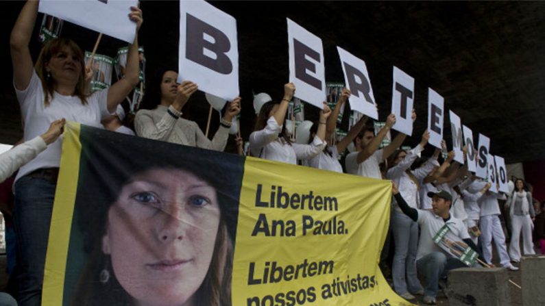 Protesto no MASP, em São Paulo. Manifestantes exigem libertação da ambientalista brasileira Ana Paula, presa desde setembro na Rússia por protestar pacificamente contra exploração de petróleo no Ártico (Nelson Almeida/AFP/Getty Images)