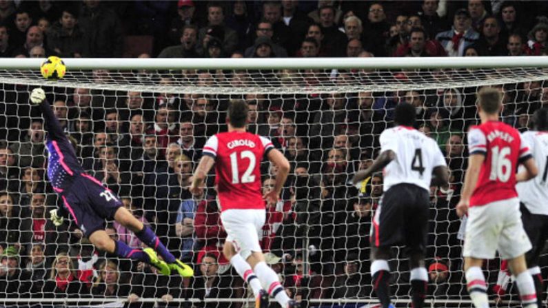 Meio-campo Aaron Ramsey marca o segundo gol do Arsenal contra o Liverpool, no Emirates Stadium, norte de Londres, em 2 de novembro de 2013 pelo torneio inglês Barclays Premier League (Glyn Kirk/AFP/Getty Images)