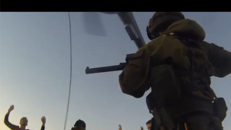 Novas imagens divulgadas mostram guardas russos encapuzados descendo do helicóptero e agredindo um dos ativistas do Greenpeace (Captura de tela/Canal Greenpeace no YouTube)