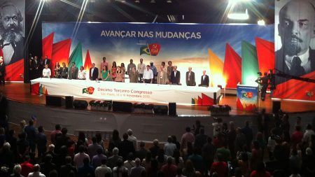 Dilma Rousseff participa do congresso do Partido Comunista do Brasil