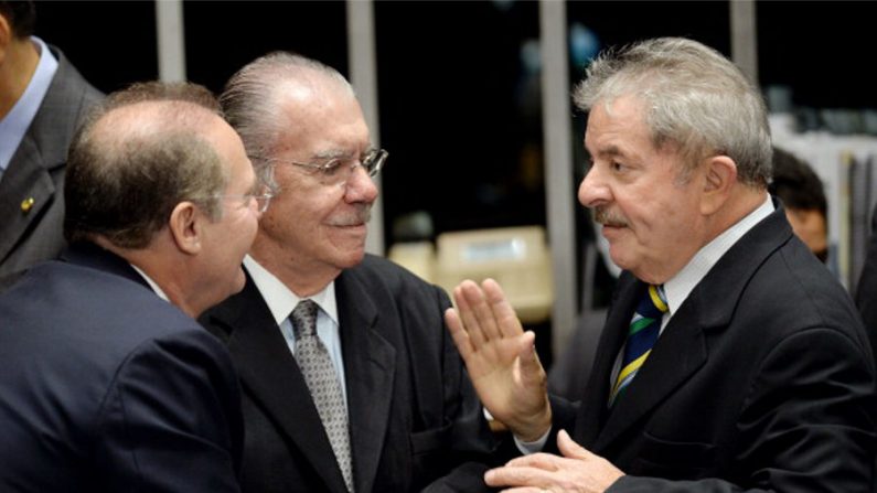 Ex-presidentes Lula e Sarney e o presidente do Senado, Renan Calheiros, durante a cerimônia de celebração do 25º aniversário da promulgação da Constituição Brasileira, realizada no Senado, em Brasília, 29 de outubro de 2013. (Evaristo Sa/AFP/Getty Images)