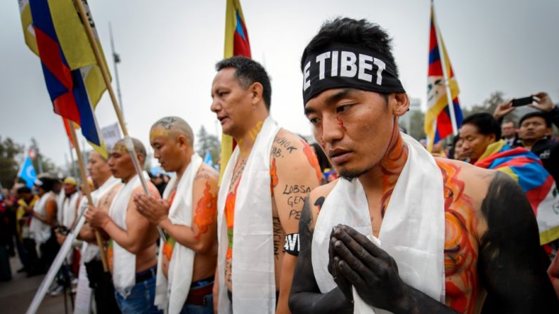 Ativistas tibetanos numa demonstração fora da sede das Nações Unidas em Genebra (Fabrice Coffrini/AFP/Getty Images)