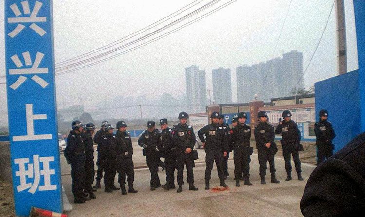 Policiais em ação para confiscar casas e terras de camponeses em Zhuguosi (blogue Pesadelo Chinês)