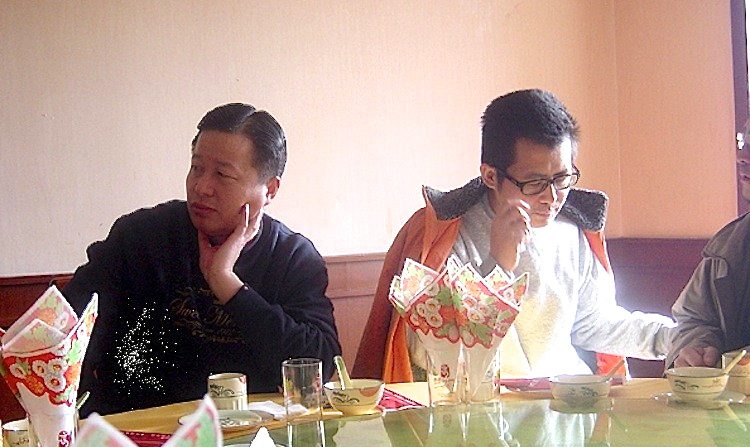 Os advogados chineses Gao Zhisheng (à esquerda) e Guo Feixiong num restaurante em 2006 (Epoch Times)