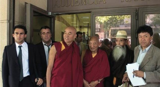 O advogado Jose Elias Esteve (extrema esquerda), professor de direito internacional na Universidade de Valência, em frente ao Tribunal Nacional em Madrid, Espanha, junto com os monges budistas Palden Gyatso e Jigme Takma Tsnagpo, que foi libertado de uma prisão na vizinhança de Lassa depois de preso por 37 anos (Esther Lee/Flickr)