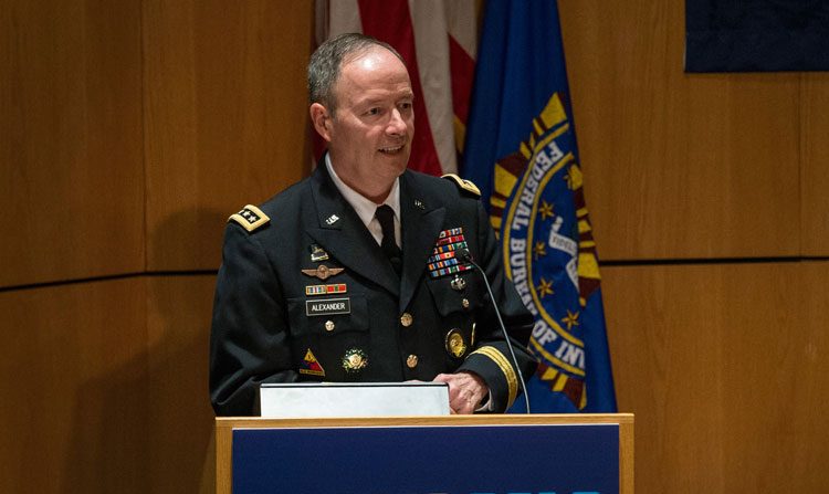 O general americano Keith B. Alexander, diretor da Agência de Segurança Nacional (NSA) e comandante do Comando de Cibersegurança dos EUA, numa Conferência Internacional de Cibersegurança (ICCS) em 2013 (Andrew Burton/Getty Images)