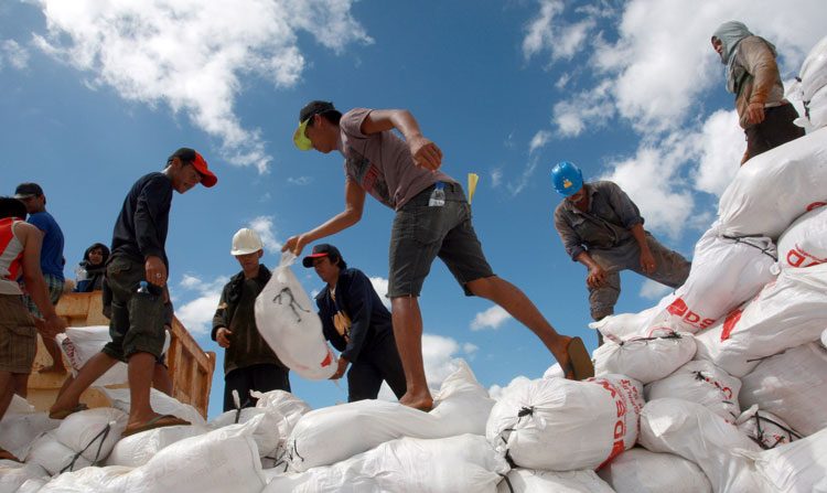 Trabalhadores humanitários preparam o transporte de ajuda alimentar para áreas devastadas pelo tufão Haiyan nas Filipinas (Jeoffrey Maitem/Getty Images)