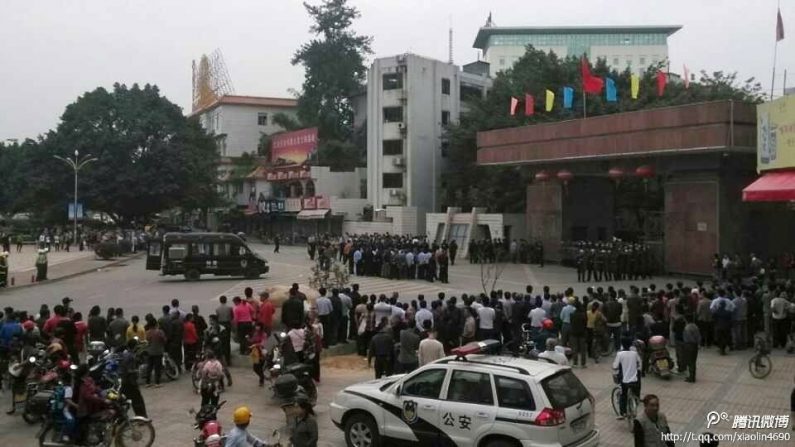 Em 4 de novembro na vila de Yantou, cidade de Shaoguan, província de Guangdong, mais de 600 aldeões ocuparam a administração do governo local durante um protesto. As autoridades despacharam tropas de choque para dispersar a multidão (Weibo.com)