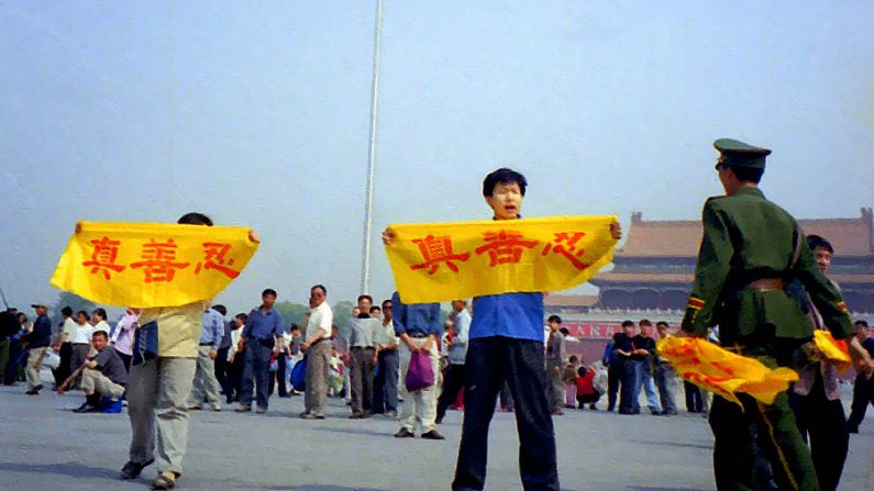 Praticante do Falun Gong protestam contra a perseguição na China, iniciada em 20 de julho de 1999 (Minghui.org)