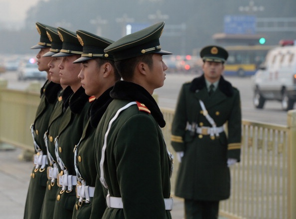 Policiais militares chineses de guarda na Praça da Paz Celestial em Pequim (Mark Ralston/AFP/Getty Images)