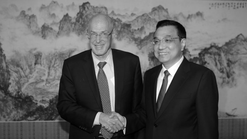 O ex-secretário do Tesouro norte-americano Henry Paulson (à esquerda) com o premiê chinês Li Keqiang num encontro em Zhongnanhai, o complexo da liderança chinesa em Pequim. Paulson assegurou que a economia da China está de volta nos eixos, uma conclusão que internautas chineses zombaram (Jason Lee/Getty Images)