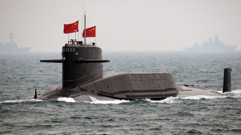 Um submarino chinês na costa de Qingdao, província de Shandong, China. Recentemente, a mídia estatal chinesa vangloriou a capacidade da frota de submarinos da China de poderem atingir os Estados Unidos com mísseis balísticos (Guang Niu/AFP/Getty Images)