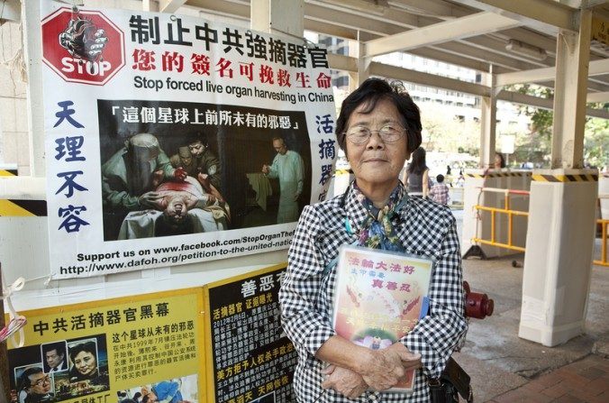 A Sra. Liao é uma voluntária que ajuda chineses a renunciarem ao Partido Comunista Chinês em Hong Kong por oito anos (Epoch Times)