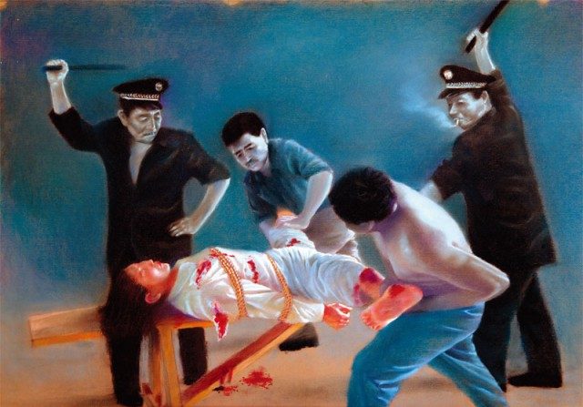 Uma pintura retrata uma praticante do Falun Gong sendo torturada por policiais do regime chinês (Minghui.org)