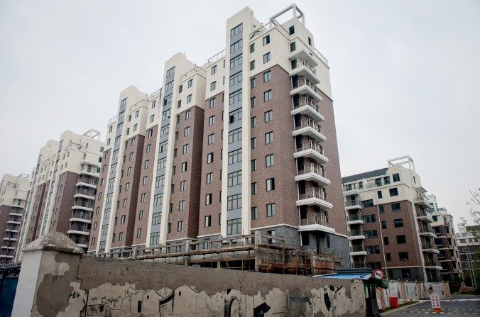 Um grupo de apartamentos que foi construído em Hangzhou, capital da província de Zhejiang, permanece vazio, pois a construtora faliu em 10 de abril de 2012. Também em Hangzhou, a empresa MCC enfrenta enormes prejuízos, enquanto os governos locais não têm dinheiro para pagar as dívidas com a empresa (STR/AFP/Getty Images)