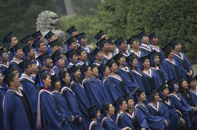 Graduandos numa cerimônia em Pequim, China. A demissão de Xia Yeliang da Universidade de Pequim retrata a falta de liberdade de pesquisa e questionamento no meio educacional da China (China Photos/Getty Images)