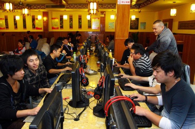 Chineses num cibercafé em Jiashan, provincial de Zhejiang, China (AFP/AFP/Getty Images)