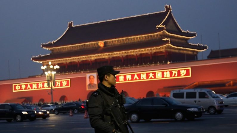 Um oficial da polícia antiterror patrulha a Praça da Paz Celestial em Pequim, China (Feng Li/Getty Images)