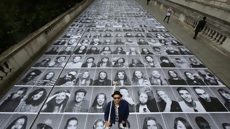 Artista francês estampa centenas de rostos por toda Londres, Inglaterra