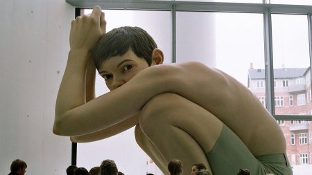 Esculturas do artista Ron Mueck chegam ao Brasil em março de 2014