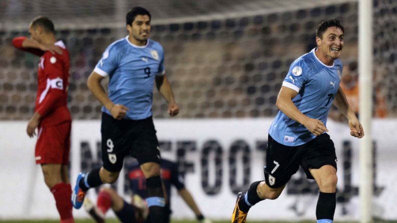 O meia Cristian Rodriguez, do Uruguai, comemora seu gol durante o jogo de ida da repescagem classificatória para a Copa do Mundo 2014, contra a Jordânia, no Estádio Internacional de Amã, 13 de novembro de 2013 (AFP/Getty Images)