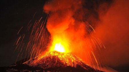 Pesquisadores revelam novas descobertas sobre o núcleo interno da Terra ao analisarem vulcões