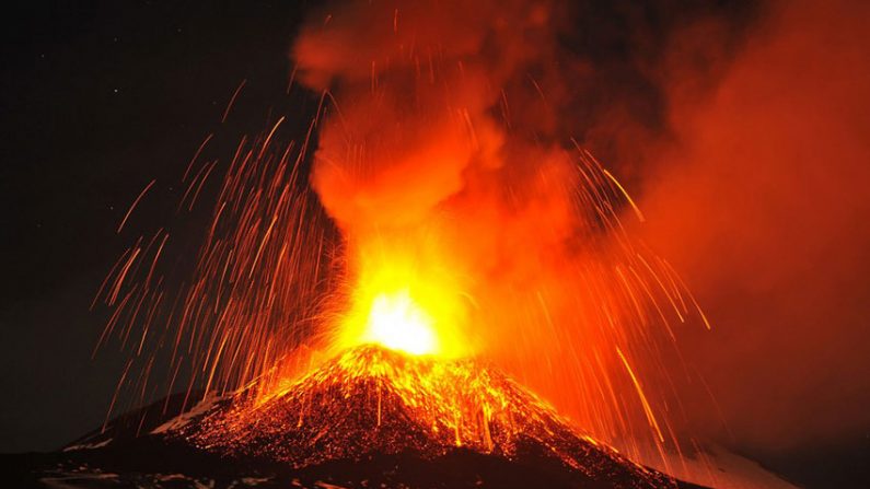 Erupção do vulcão Etna, na Itália (AP Photo/Carmelo Imbesi)