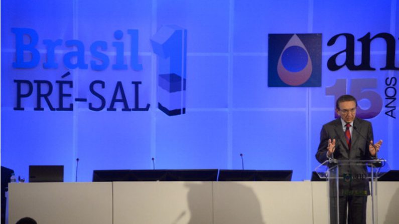 O Ministro de Minas e Energia, Edson Lobão, discursa durante o leilão do pré-sal do Campo de Libra, vencido pelo único consórcio interessado (Vanderlei Almeida/AFP/Getty Images)