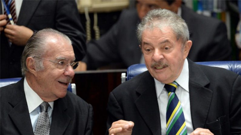 Ex-presidentes do Brasil Lula e Sarney durante cerimônia de celebração do 25º aniversário da Constituição de 1988, realizada no Senado em 29 de outubro de 2013 (Evaristo Sa/AFP/Getty Images)