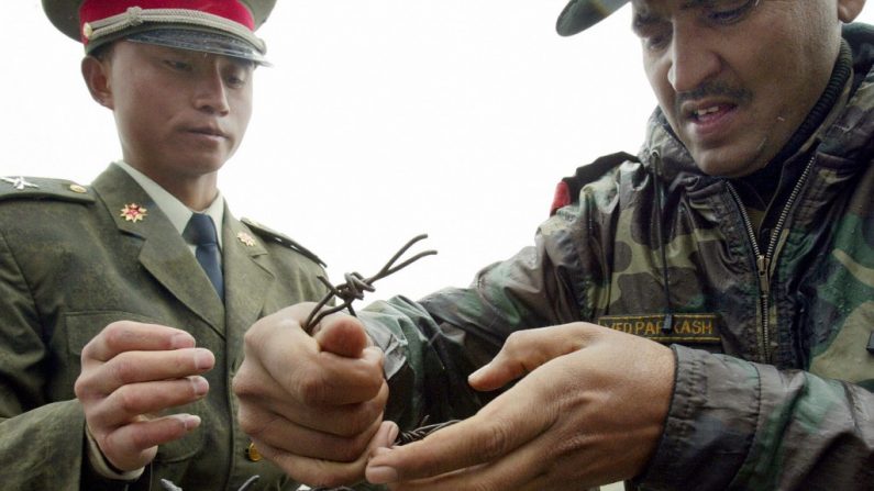 Um soldado indiano e outro chinês em Nathu La Pass, na Índia. O Ministério da Defesa indiano acenou afirmativamente para seu exército criar um batalhão especial na fronteira com a China, que incluirá 50 mil tropas extras (Deshakalyan Chowdhury/AFP/Getty Images)