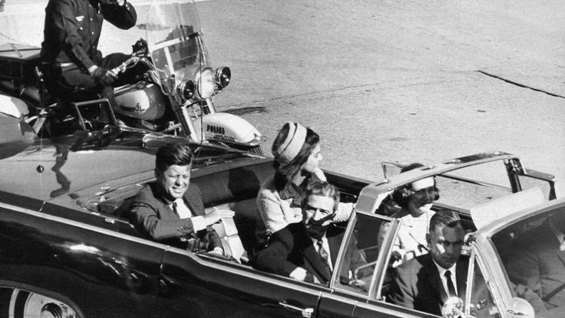 O presidente americano J.F. Kennedy pouco antes de ser assassinado (Imagem da internet)