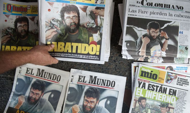Manchetes de jornal retratam a morte de Alfonso Cano, um dos líderes das Forças Armadas Revolucionárias da Colômbia (FARC) (Raul Arboleda/AFP/Getty Images)