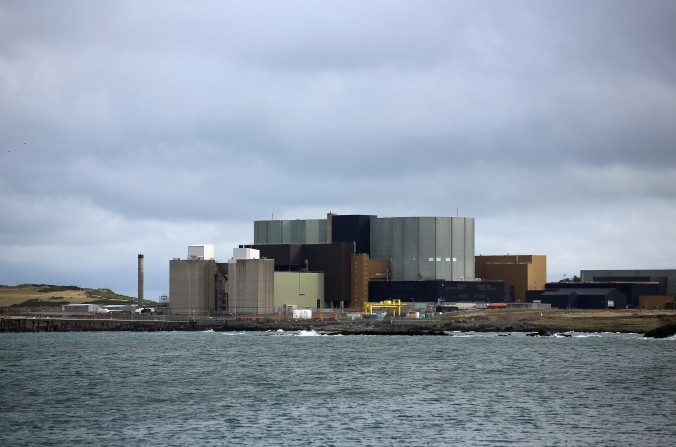 A usina nuclear Wylfa em Anglesey, Wales, Reino Unido. A companhia japonesa Hitachi planeja construir um novo reator nuclear próximo (Arquivo Epoch Times)