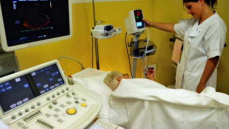 Enfermeira realiza um exame cardiológico em um paciente em 20 de setembro de 2013. Condições irregulares do coração podem ser motivo de preocupação para pessoas de ascendência europeia (Philippe HUGUEN / AFP / Getty Images)