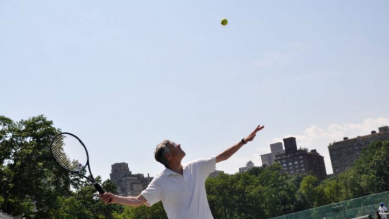 Idoso pratica o saque durante uma aula de tênis gratuita oferecida pela Fundação dos Parques (Eliana Rowe/Fundação dos Parques)