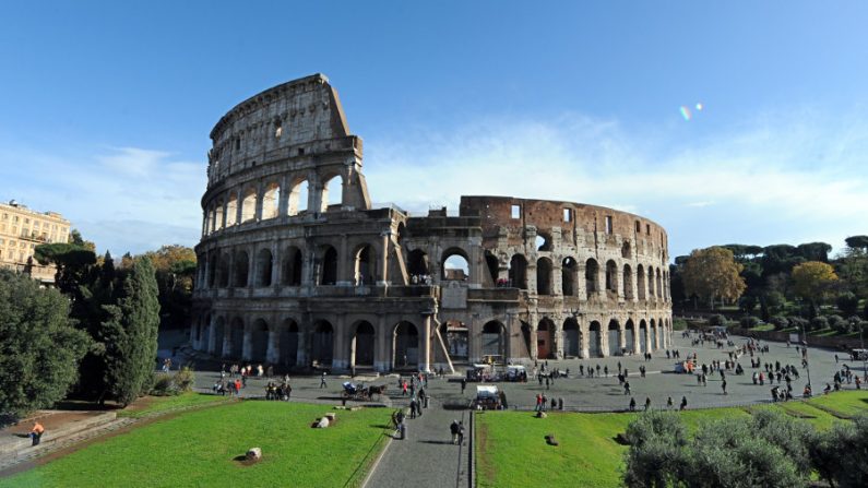 Foto mostrando pessoas andando em frente do Coliseu de Roma (TIZIANA FABI/AFP/Getty Images)