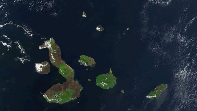 Vista aérea das Ilhas Galápagos onde é possível ver as 13 principais ilhas (Wikimedia/Public Domain)