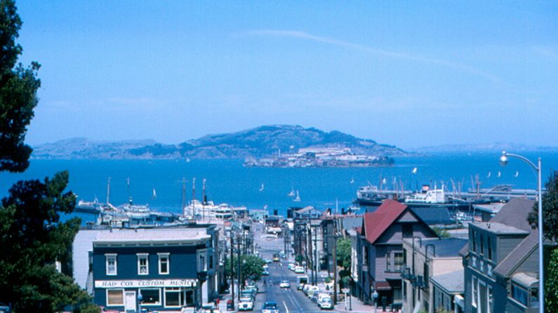 Olhando, da Hyde Street, a Baía de São Francisco e, mais ao fundo, a Ilha de Alcatraz. O Píer da Hyde Street, com seus barcos históricos no Museu Marítimo de São Francisco, fica no final da rua. Pode-se ver os trilhos do bonde. (Roger Wollstadt/Wikipédia/CC BY 2.0)