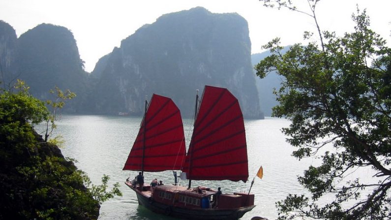 Foto da Baía de Ha Long, no Vietnã (Thomas Schoch/CC BY-SA 3.0)