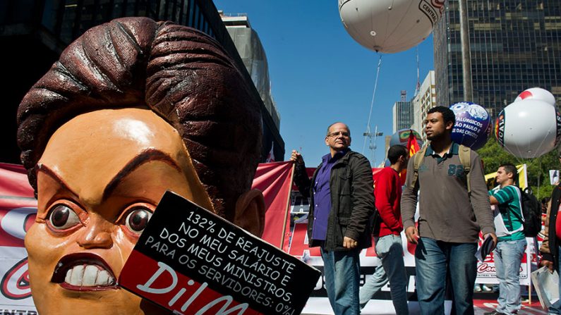 Protesto na Av. Paulista, em São Paulo, pedindo melhores condições de trabalho e o fim da corrupção no governo (Nelson Almeida / AFP / Getty Images)