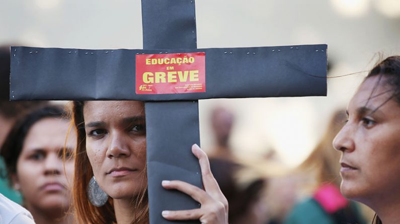 Manifestação no Rio, pedindo melhores condições de trabalho para o setor da Educação em outubro de 2013 (Mario Tama / Getty Images)