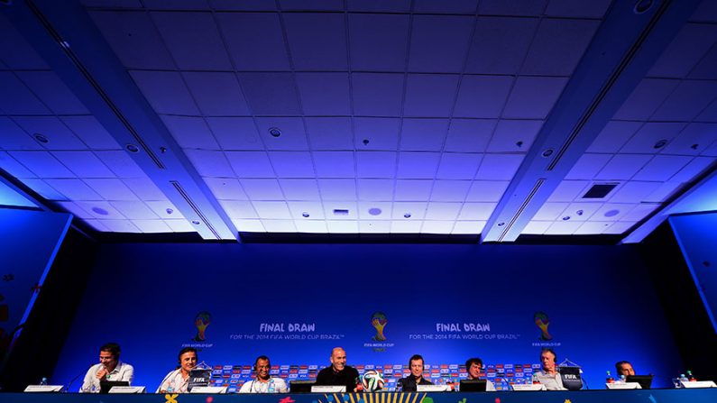 Na Costa do Sauípe, Bahia, os ex-jogadores (ED) Fernando Hierro, Fabio Cannavaro, Cafu, Zinedine Zidane, Lothar Matthaus, Mario Kempes, Sir Geoff Hurst e Alcides Ghiggia participam do ensaio para o sorteio dos grupos da Copa do Mundo 2014 (Buda Mendes / Getty Images)