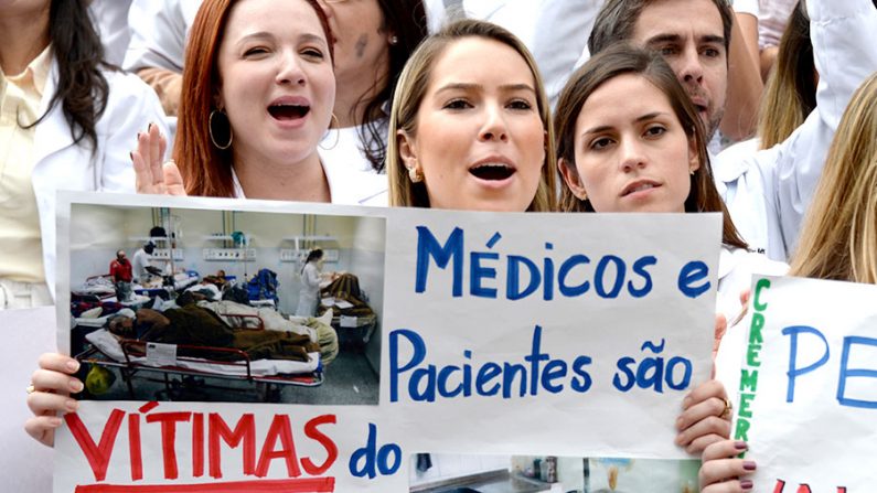 Profissionais de medicina protestando contra as condições de trabalho e contratação de médicos estrangeiros no Brasil (VANDERLEI ALMEIDA / AFP / Getty Images)