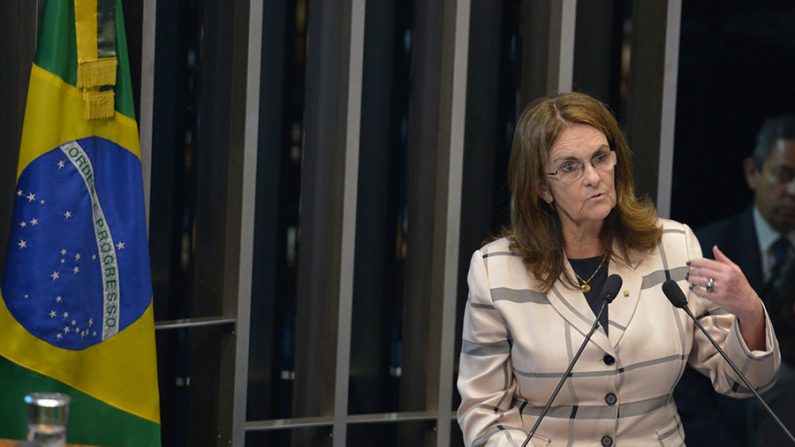 Presidente da Petrobras, Maria das Graças Foster, discursando em sessão solene do Congresso Nacional lembra os 60 anos da empresa (Wilson Dias/ABr)