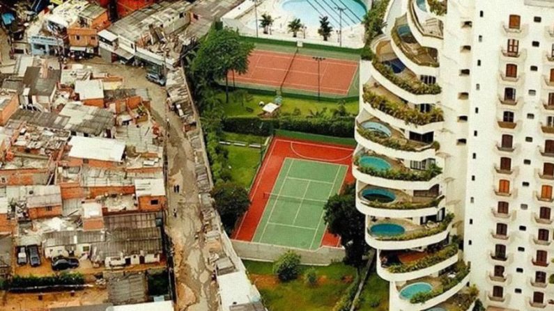 Favela e prédio de alta classe contrastam no bairro do Morumbi, São Paulo (Cortesia/Infoescola)