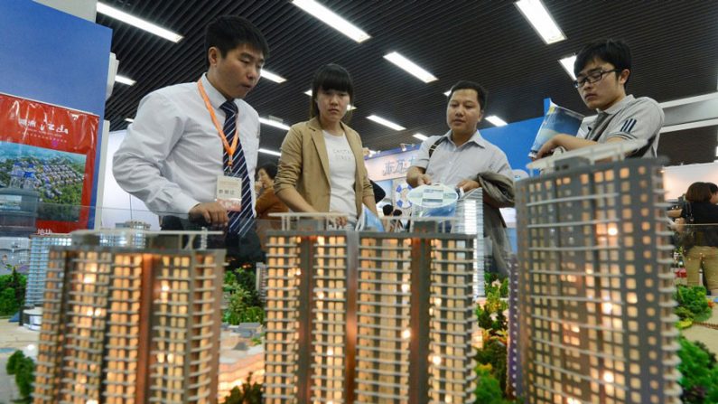 Chineses observam um modelo de desenvolvimento imobiliário num evento em Pequim. Apartamentos em desenvolvimento ficarão mais difíceis de adquirir para a maioria dos chineses, devido à nova política bancária de restrição a empréstimos e hipotecas (Mark Ralston/AFP/Getty Images)