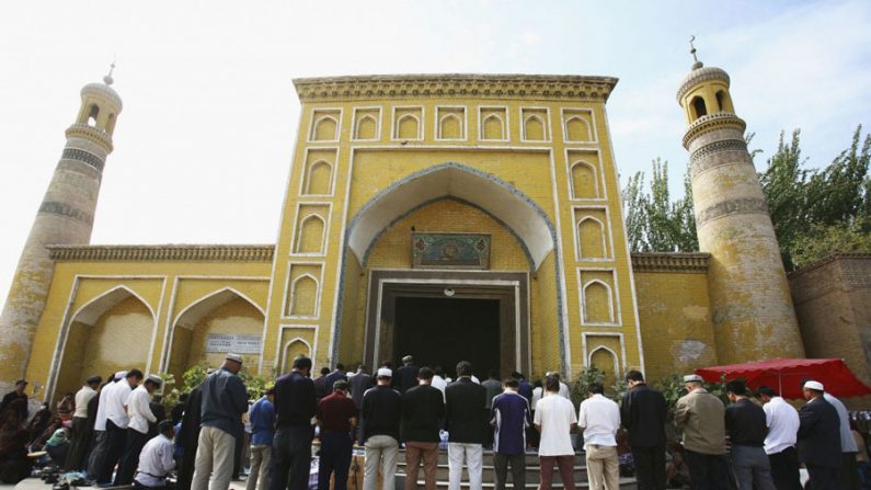 A principal autoridade religiosa da China alertou sobre o extremismo religioso, especificamente em relação a uigures muçulmanos de Xinjiang. No foto, muçulmanos rezam do lado de fora de uma mesquita em Xinjiang (China Photos/Getty Images)