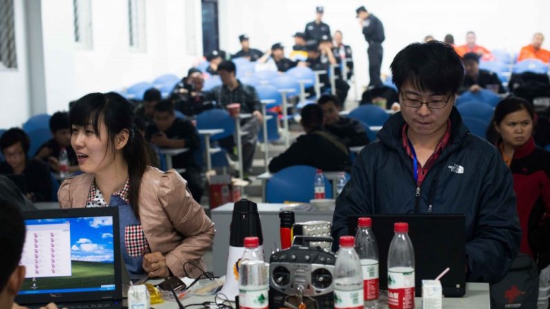 Jornalistas trabalham num centro midiático temporário na Escola Mídia Lingguan, em Baoxing, no condado de Yaan, província de Sichuan, Sul da China, após um grande terremoto. Para preservar suas credenciais de mídia, jornalistas chineses terão de passar num exame político nacional que avaliará sua compreensão ideológica (STR/AFP/Getty Images)