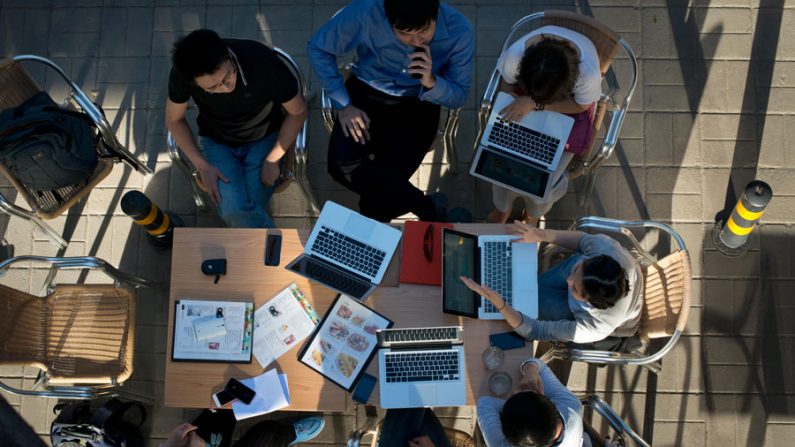 Chineses com seus computadores num café em Pequim (Ed Jones/AFP/Getty Images)